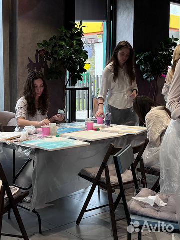 Арт-вечеринки, женские мастер-классы и винный бар