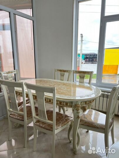 Кухонный стол и стулья