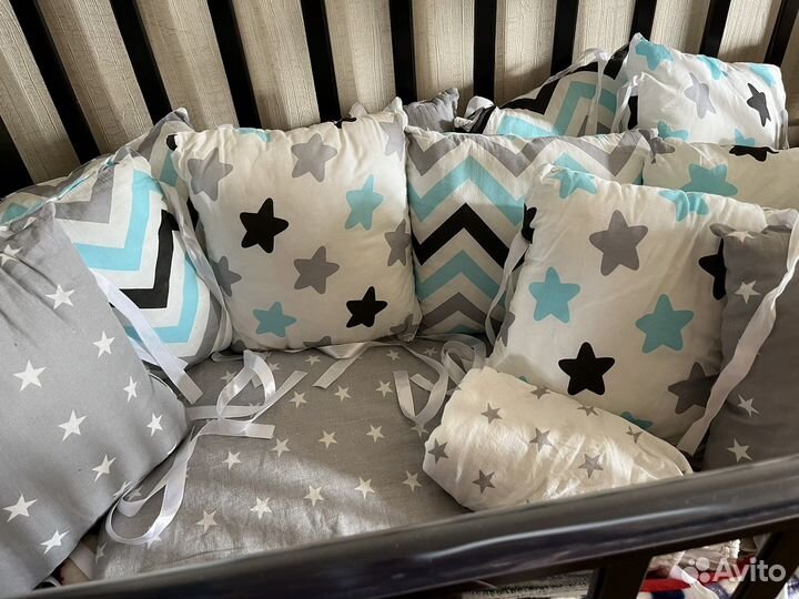 Бортики в кроватку,простынь на резинки,плед