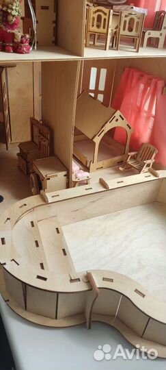 Домик кукольный деревянный с бассейном и мебелью