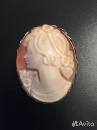 Серебряная брошь камея