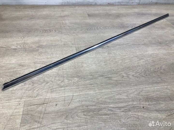 Накладка стекла передняя левая Skoda Superb седан