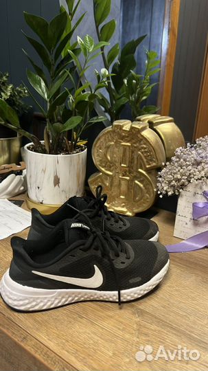 Nike для девочки кроссовки 35 р