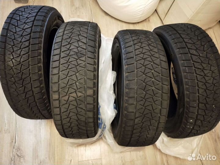 Bridgestone Blizzak DM-V2 215/60 R17 96S