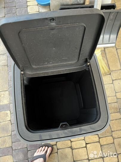 Контейнер с крышкой для мусора 60 л гигантиск