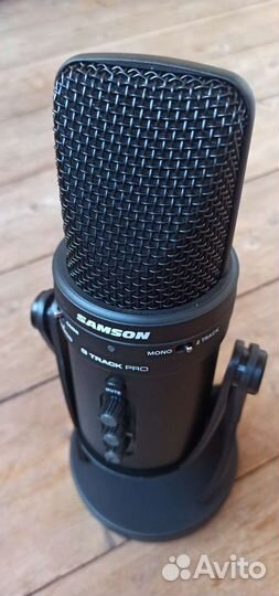 Студийный конденсаторный микрофон