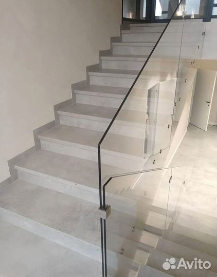 Стеклянное ограждение для лестницы