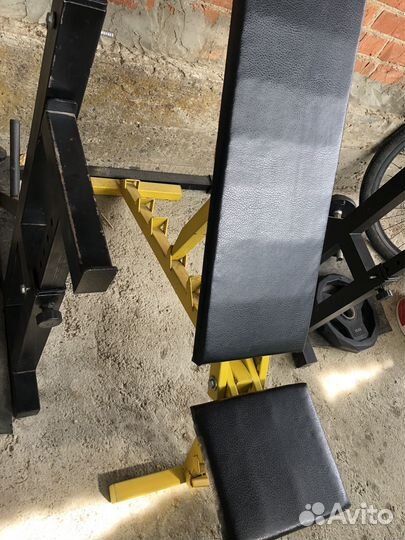 Скамья для жима со стойками и грифом