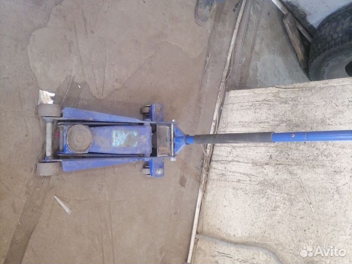 Домкрат подкатной 3 тонны бу