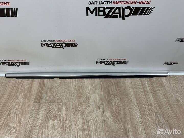 Молдинг стекла двери задней левой Mercedes W251 R