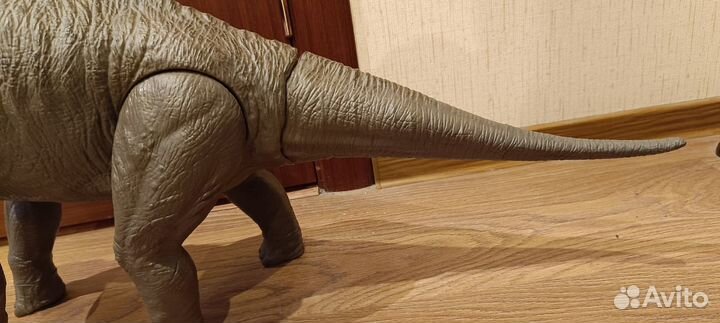 Огромный динозавр брахиозавр