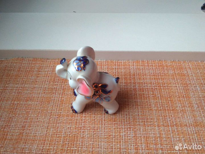 Фигурка слона из фарфора