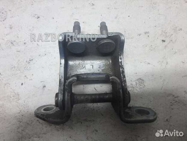 Петля двери багажника