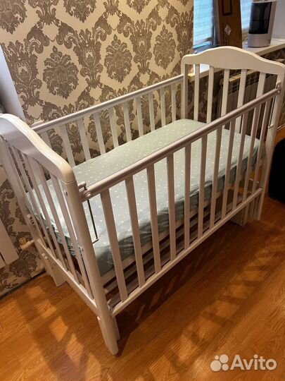 Детская кроватка с маятником
