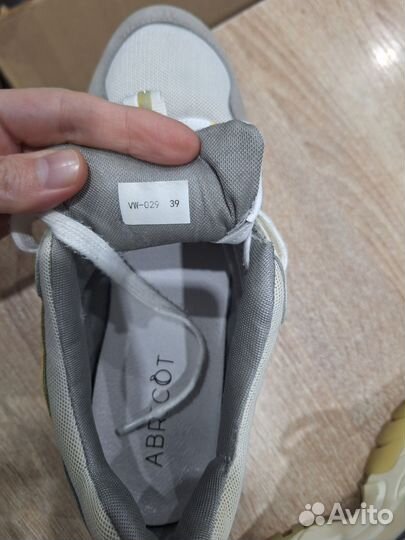 Кроссовки женские