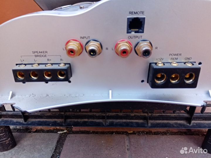 Автомобильный усилитель для сабвуфера Blaupunkt