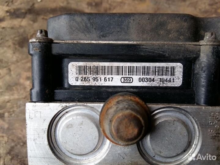 Блок ABS (насос) Hyundai i30 2007-2012