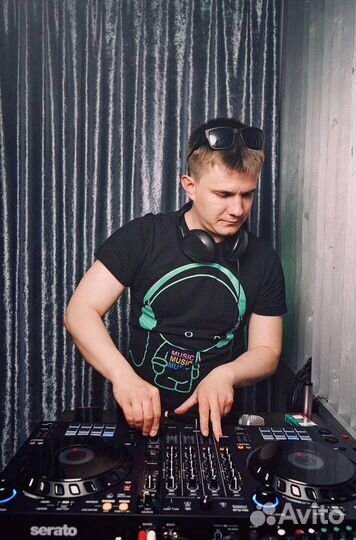 Диджей с оборудованием