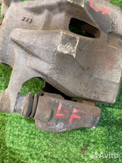 Суппорт тормозной (7) передний левый Toyota Sienta