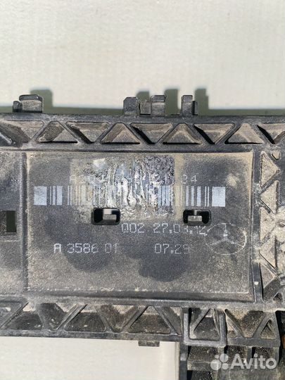 Mercedes W204 07- Кронштеин ручки задний левый 472