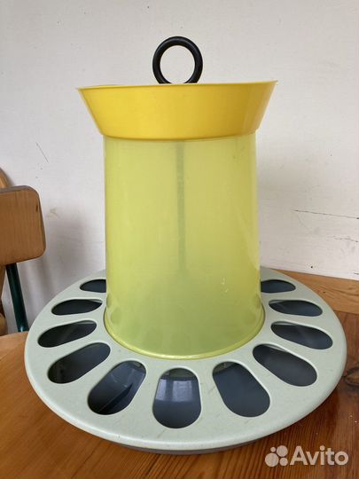 Бункерная кормушка для птиц