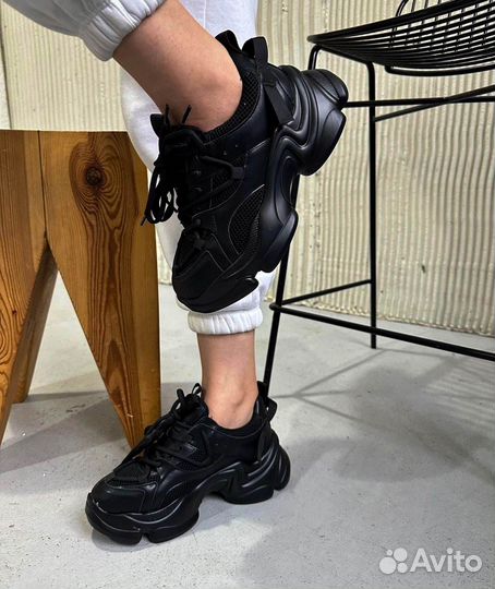 Кроссовки женские