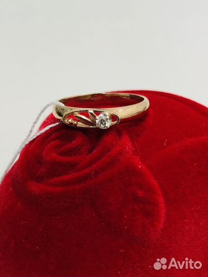 Золотое кольцо с бриллиантом