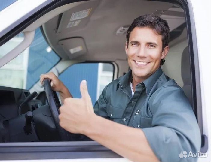 Водитель на своем грузовом автомобиле