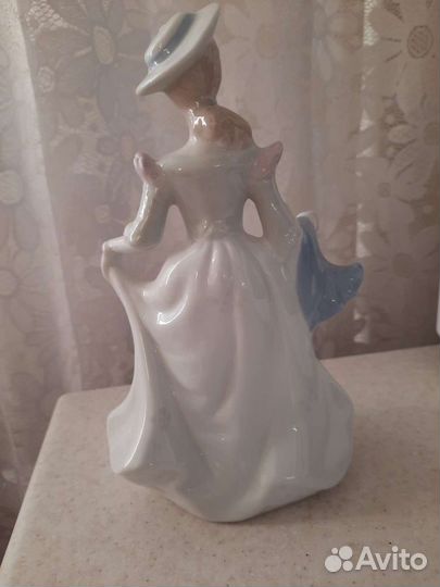 Статуэтка фарфор