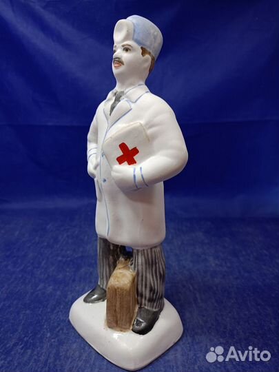 Фарфор статуэтка большая врач Отолоринголог лор
