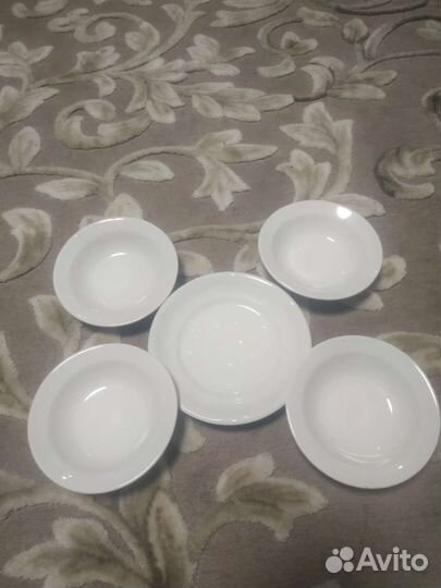 Тарелки, хрустальные рюмки, селедницы