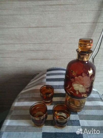 Винтажные стаканчики и графин с рюмками
