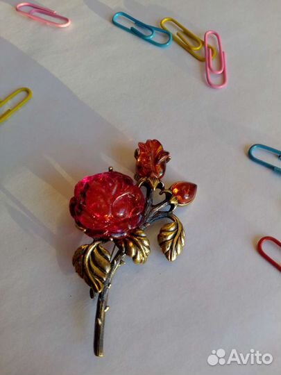 Брошь с янтарем букет роз