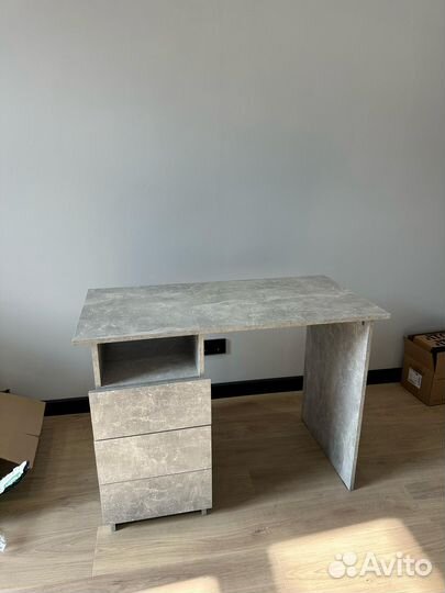 Письменный стол с ящиками
