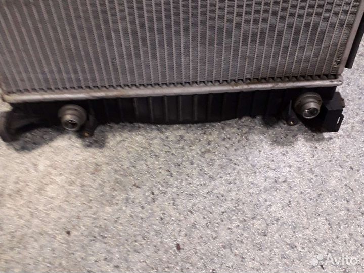 Радиатор охлаждения на Audi A4 8e B7