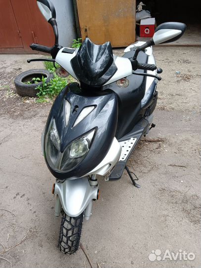 Продаю скутер zhweki