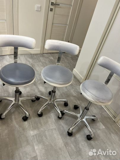 Стул для мастера маникюра бу
