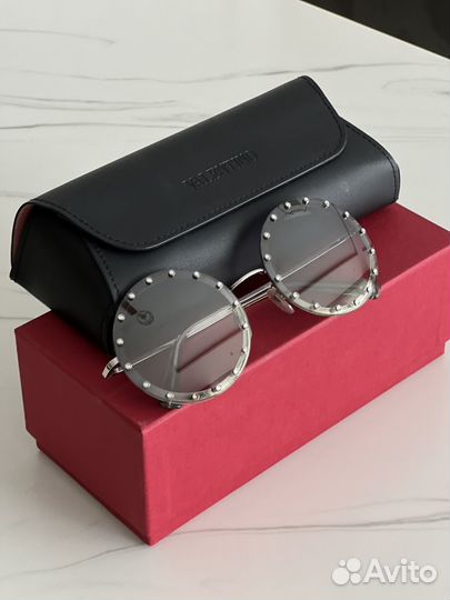 Солнечные очки Valentino