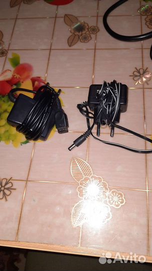 Зарядное устройство и наушники