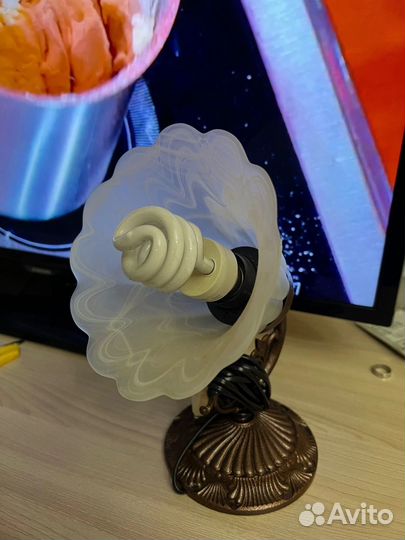 Настольная лампа