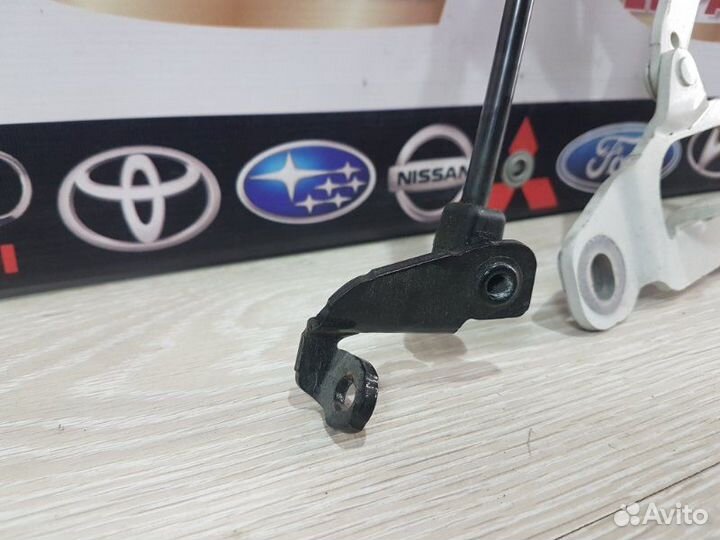 Петля капота передняя правая Bmw 5-Series F10