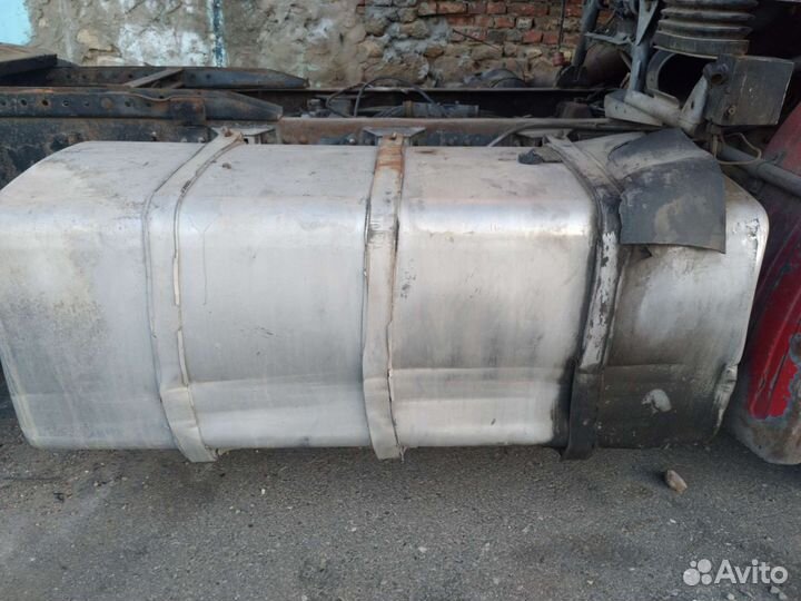 Бак алюминиевый на Вольво с креплениями
