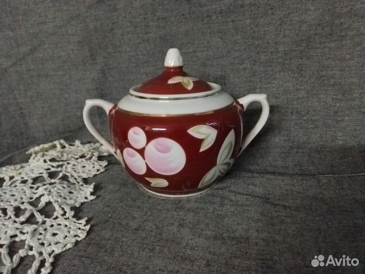 Сахарницы,чайник,молочники,блюдца СССР