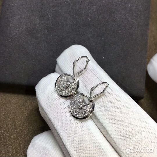 Серьги Amulette de Cartier из белого золота с брил
