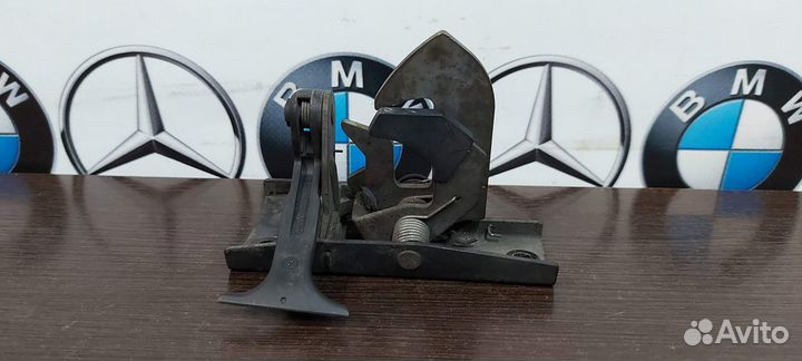 Крюк капота Мерседес W211