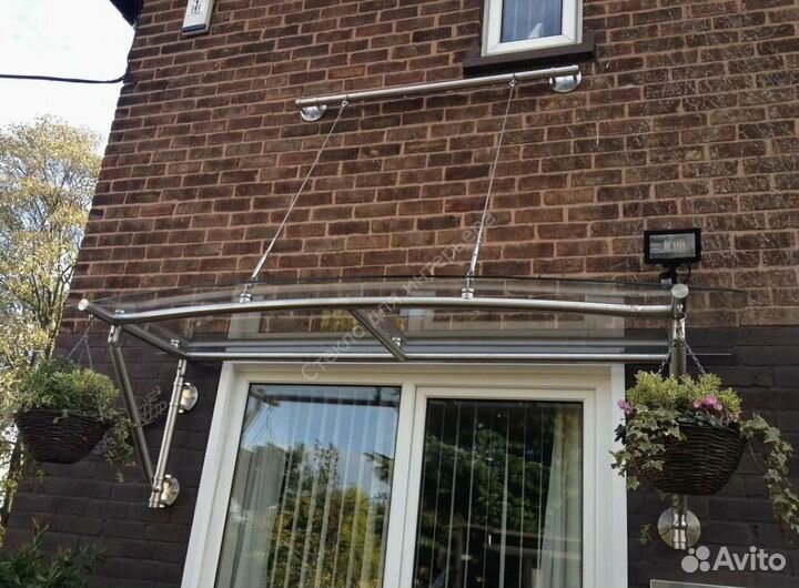 Стеклянный козырек над входом