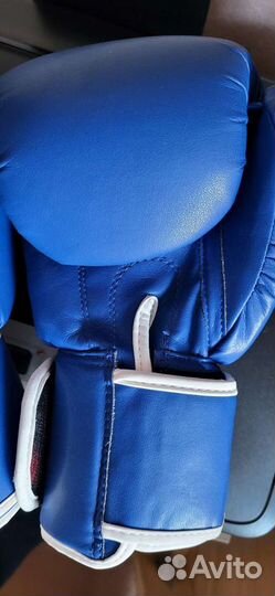 Шлем и перчатки для единоборств