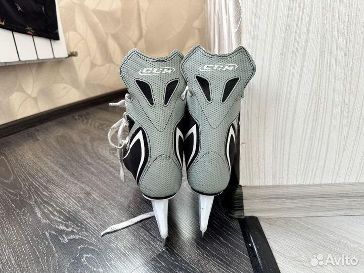 Хоккейные коньки CCM 43 размер