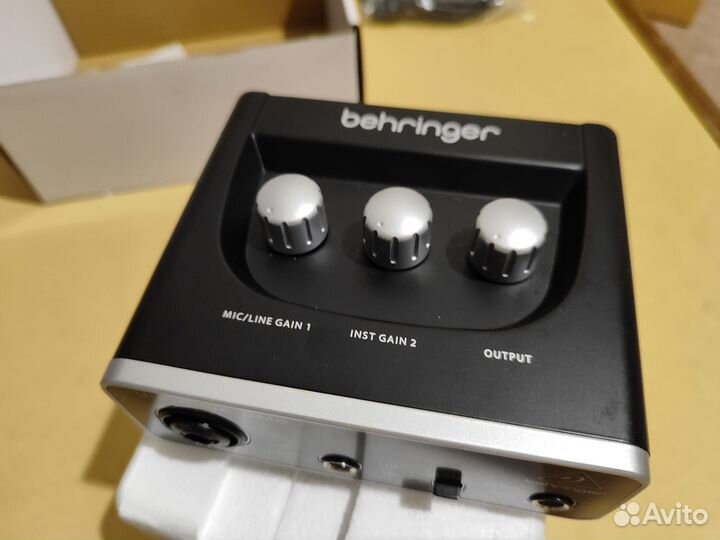 Звуковая карта behringer um2