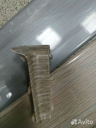 Фурнитура напольный плинтус